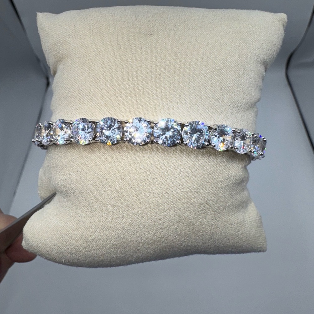 18k Tennis Bracelet - Picture 7 of 11